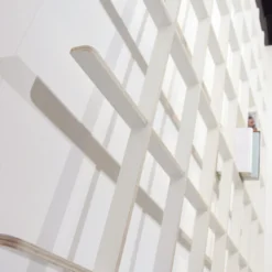 Libreria da parete in legno Schlagseite