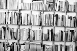 Libreria da parete in legno Schlagseite
