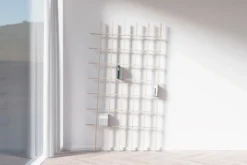 Libreria da parete in legno Schlagseite