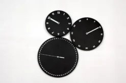 Orologio moderno da parete H:M:S: a tre dischi