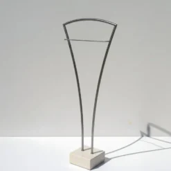 Servomuto design moderno in acciaio Vilmos