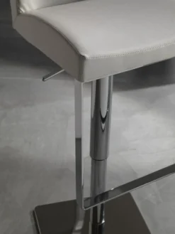 Sgabello design in ecopelle Hamilcar