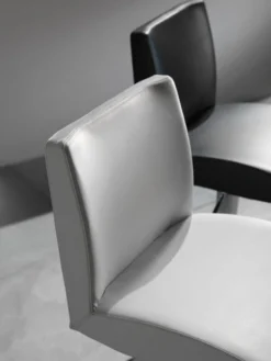 Sgabello design in ecopelle Hamilcar