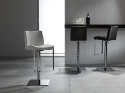 Sgabello design in ecopelle Hamilcar